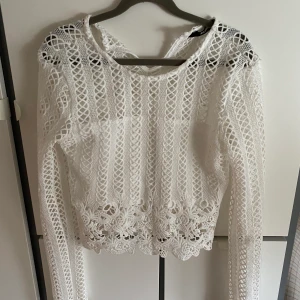 Vit nättröja - Superfin vit topp som passar perfekt på sommaren och våren, skulle gärna vilka visa bild på men den är tyvärr för liten för mig därav säljer jag den!💞 Men den sitter tajt mot kroppen och har väldigt fin passform