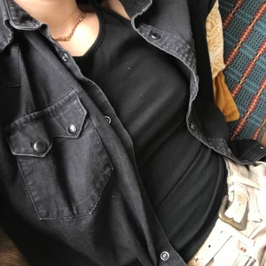 Skjorta - Skjorta från Zara som inte kommer till användning, den är i en urtvättad svart färg som är jättefin 🥰 Den är från en mankollektion men sitter lika fint på alla :)