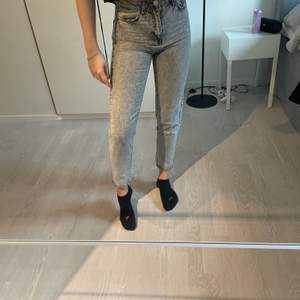 Super snygga Gina jeans med en ”urtvättad” grå färg! Skulle säga att Jensen sitter som min jeans eller straight leg egentligen men dem är lite små för mig💖 säljer för 100kr! Pris kan diskuteras💖