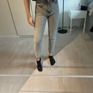 Ginatricot Jeans grå - Super snygga Gina jeans med en ”urtvättad” grå färg! Skulle säga att Jensen sitter som min jeans eller straight leg egentligen men dem är lite små för mig💖 säljer för 100kr! Pris kan diskuteras💖