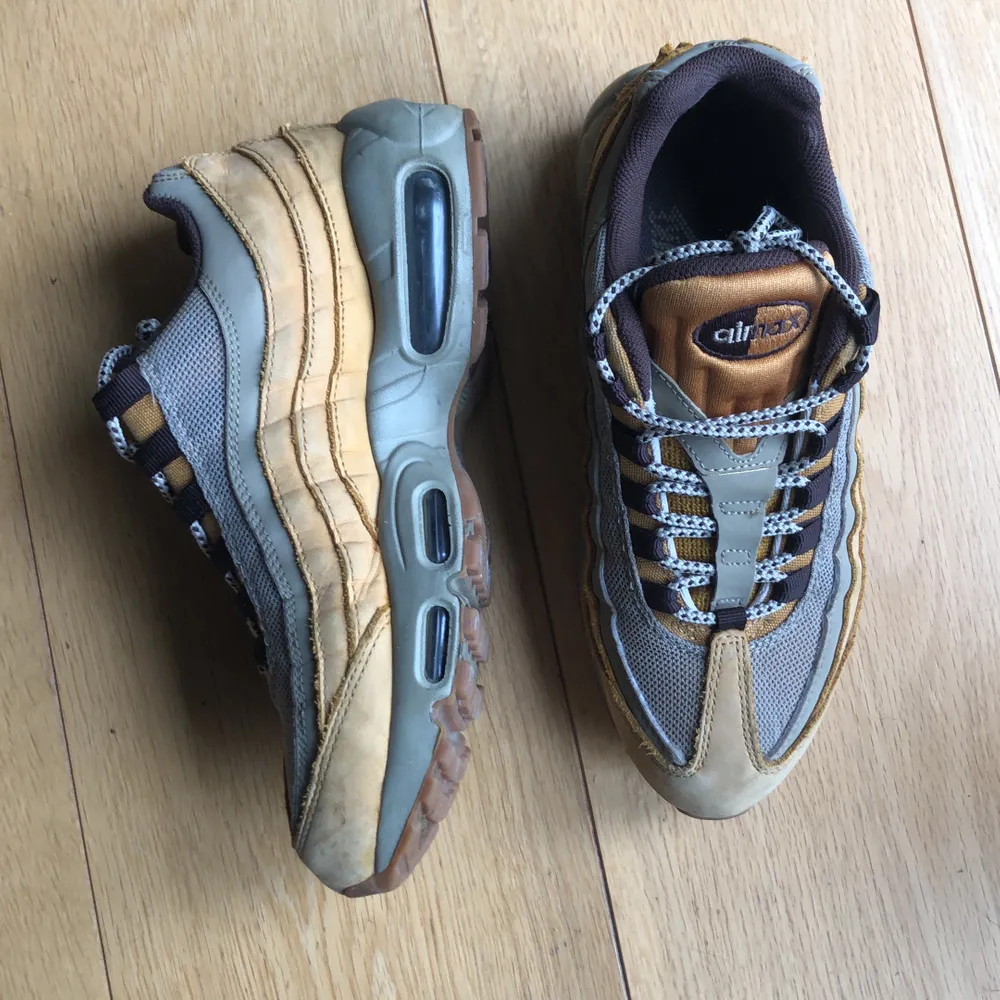 Säljer mina nästan oanvända Nike air 95. Säljer eftersom de är för små för mig. De är små i storleken då jag vanligtvis har storlek 40. Säljer även ett par i en annan färg:) somsagt väldigt bra skick, skriv gärna för fler bilder privat👍🏼. Skor.