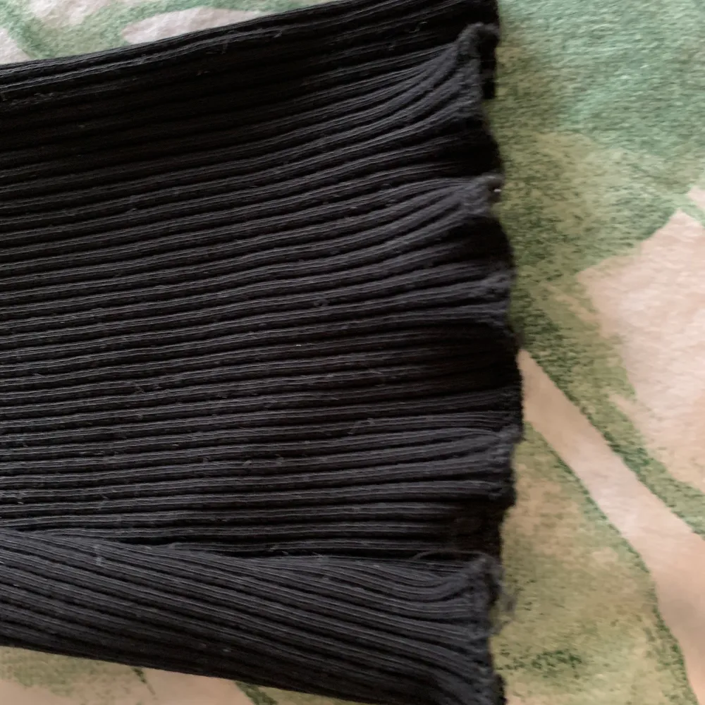 Använd en gång så tröjan är i nyskick och inte beställd för så länge sen. Det är skönt material med vida ärmar och den är croppad. Stretchigt material. Frakt ej inräknat.. Toppar.