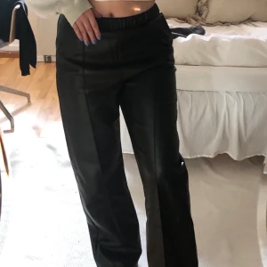 Skinnbyxor  - Säljer mina skinnbyxor som är lite mer ”baggy” i modellen, riktigt snygga och passar flera strlk beroende på hur man vill att dem ska sitta. Använda fåtal ggr.