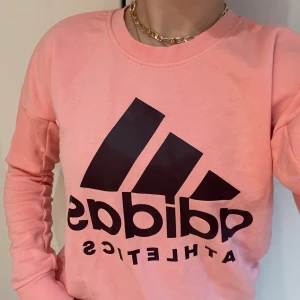 Rosa tjocktröja Adidas - En rosa Adidas tröja i super fint skick! Storlek xs men är ganska stor i storleken! REA‼️‼️ innan: 150kr NU: Säljer för 99kr💖  pris kan diskuteras!💖