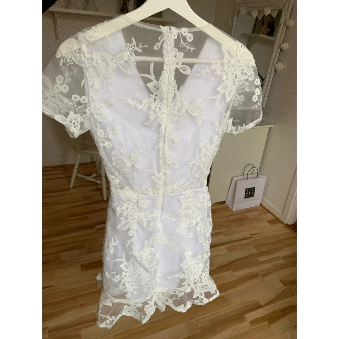 Vit mönstrad klänning - 90