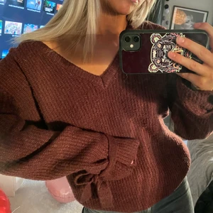 Nakd - Vinröd stickad tröja från linn ahlborg X nakd💖💖 strl xs men ganska oversized så mellan XS-M skulle jag säga 