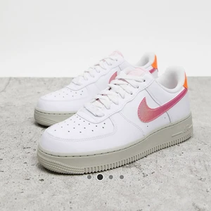 Nike Air force 1 - Säljer mina air force med rosa skimrigt nike märke då de inte kommer till användning. Köpta 2020 men endast använda en kort tid och fortfarande i bra skick. Köparen betalar för frakten.  (Snörena ute just nu då de tvättas)
