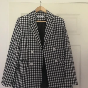 Rutig kavaj - Säljer en supersnygg rutig kavaj från Nakd då den inte kommer till användning. Storlek 36/S. Den är i jätte fint skick då jag använt den 1-2 gånger✨