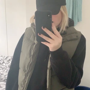 Väst - Snygg grön väst i storlek i storlek 38! 300+ frakt! Skicka för fler bilder! Kan sänka priset vid snabb affär