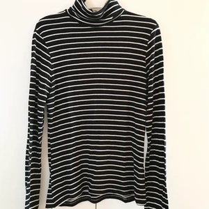 Randig polotröja  - Plagget är i bra skick och har inga tecken på användning, skriv vid intresse och betalning sker via Swish💜