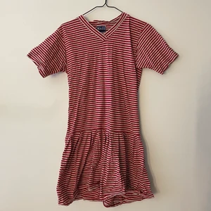 Randig klänning - Jättefin klänning! Älskar men använder inte! Frakt 66kr!🦋