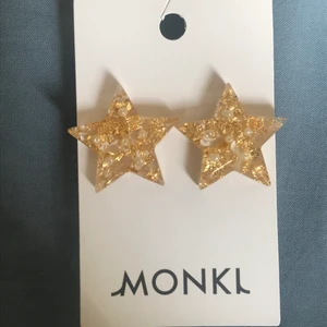Monki örhängen - Oanvända endast testade örhängen från monki! Frakten ingår i priset!