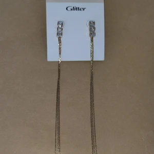 Örhängen - Helt nya örhängen köpta på glitter, nypris 129kr. 70kr + frakt står inte för postens slarv. Mycket längre än vad bilden visar. 