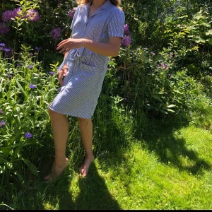 Sommar klänning - Säljer denna klänning från Nelly. Använt cirka 1-2 gånger men är som i ny skick!! Orginalpris 250kr men säljer den för 200kr inklusive frakt✌🏼