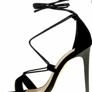 Zalando svarta svart klackar skor sandaletter med snörning remmar 37 - Svarta skor med öppen tå, med snörning/lace up, från Zara. Storlek 37. Använt skick (se sista bilden på ytliga defekter på klacken). Ingen skada framtill. Märke Chinese Landry, köpta via Zalando. Ord.pris 1000.-