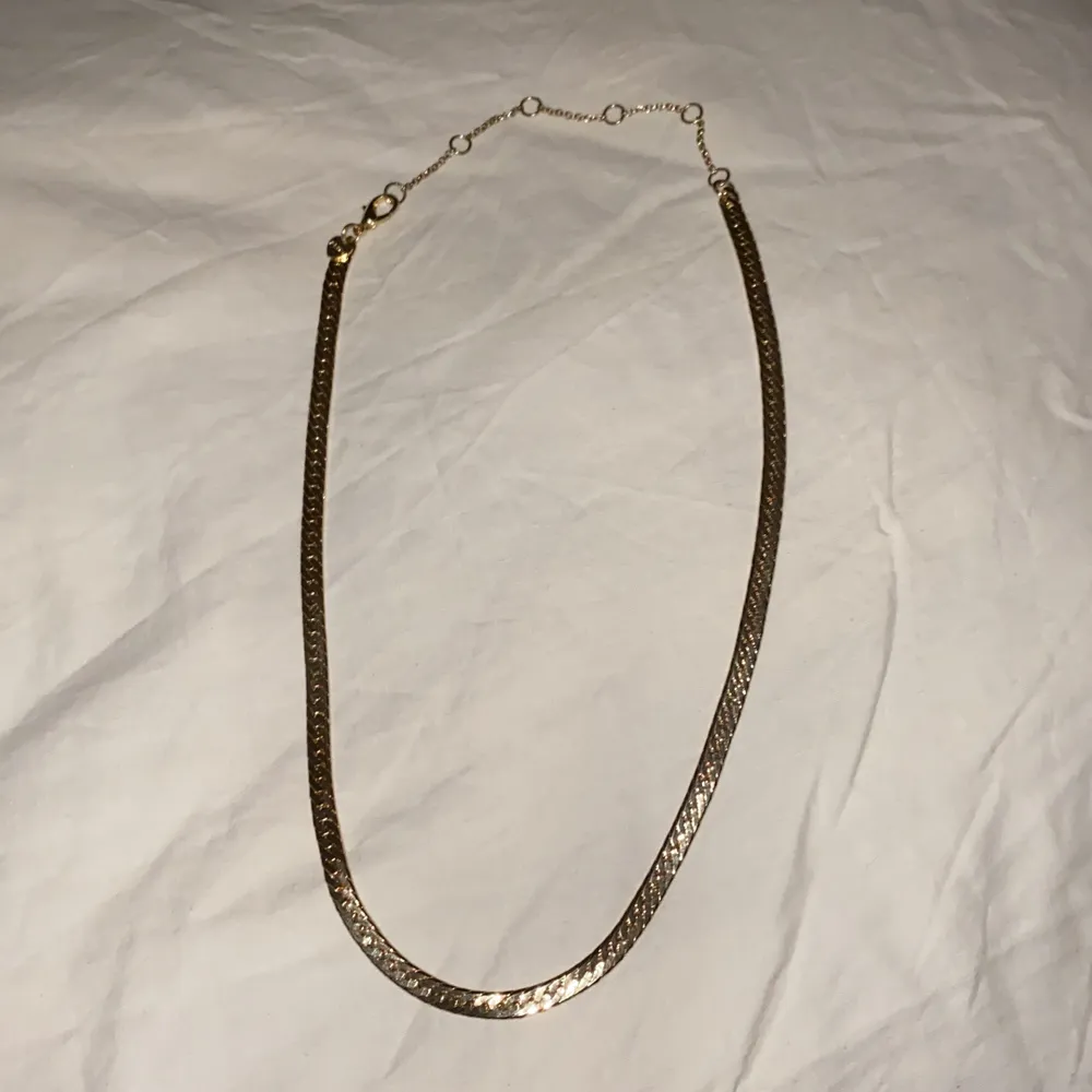 Halsband med ”stelare” kedja. Ca 44 cm. Aldrig använt. . Accessoarer.