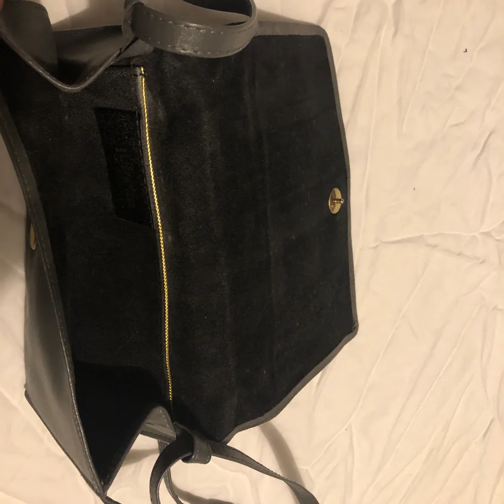 Super fin grå crossbody väska med justerbar axelrem, kan också användas som en axelväska. Äkta läder och mocka med två fack inuti! . Väskor.