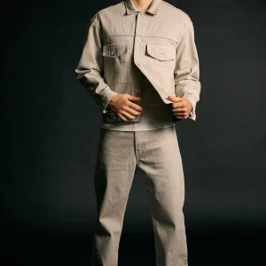 Loose jeans HM x Hector Bellerin strl 30 - Kollar intresse här innan jag skickar tbx. Slutsålda i de flesta storlekar! Sitter sjukt snyggt👍🏼