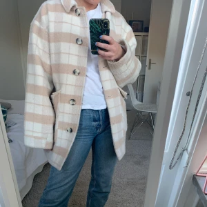 Beige Rutig jacka  - Beige rutig jacka från Top shop! Superfin nu till våren✨