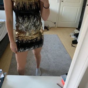 Paljett klänning - En klänning som är bara använd en gång, som nytt skick. En riktig nyårsklänning, den passar mig perfekt i längden och jag är 164 cm.