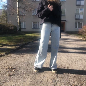 Zara jeans  - Jättefina jeans från Zara storlek 36 . Är ca 170 lång.  Endast testade och prislappen finns kvar. Skriv för fler bilder.