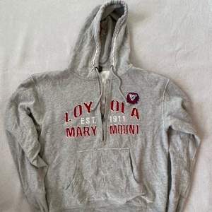 Grå half Zip Hoodie med Loyola Marymount University tryck