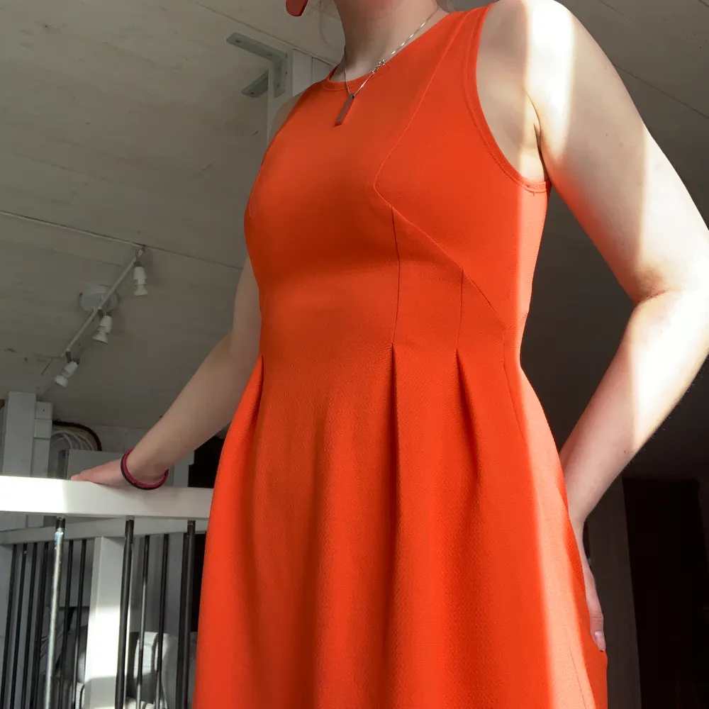 Orange klänning med dragkedja bak🧡 Köpt i en butik i Italien🧡  Vet ej storlek men passar S🧡 . Klänningar.