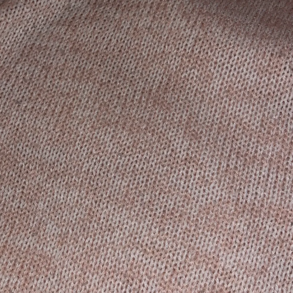Stickad tunn tröja från HM Stl M  80kr svårt att få en rättvis färg på tröjan men den är lite gammaldags rosa.. Stickat.