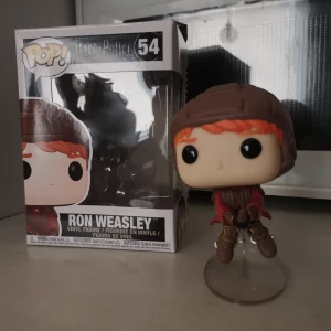 Funko Pop! Ron från Harry Potter  - Funko Pop! Figur med Ron ifrån Harry Potter. Just denna flyger på en kvast. Original kartongen medföljer! 