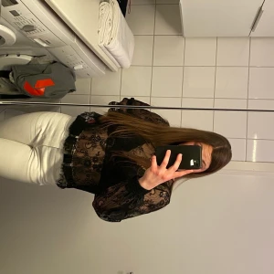 Svart långarmad i spets - Väldigt skön långarmad i spets. Passar XS-M. Nyskick. 