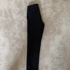 Levis jeans - Levis jeans i storlek 27, modell 721 high rise skinny.