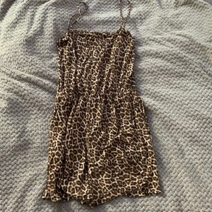 Leopard mönstrad sommar plagg - Ser ut som en klänning men det är som byxor ner till. Väldigt skön och snygg! Aldrig använd.