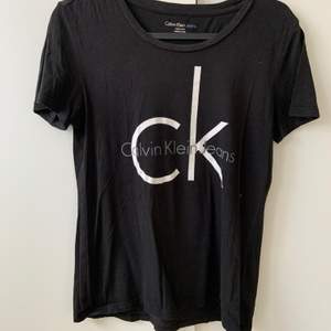 Säljer min svarta Calvin Klein t-shirt på grund av att den har blivit förliten. Tröjan är i ny skick!