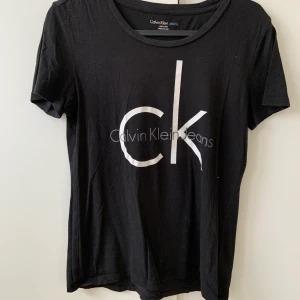 Snygg Calvin Klein t-shirt  - Säljer min svarta Calvin Klein t-shirt på grund av att den har blivit förliten. Tröjan är i ny skick!