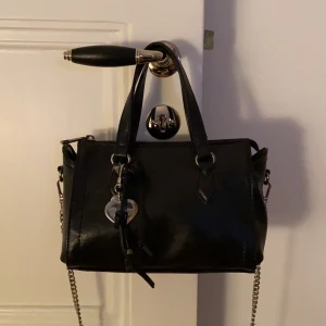 Super fin väska  - Så fin väska från zara💘 har inte varit använd så mycket men det var min absolut favorit väska tills jag köpte en liknande!! Köpt för 400kr så buda från rimligt pris (man kan ta bort silver hjärtat)