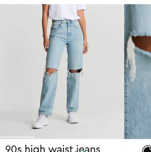 90s high waist jeans från gina tricot! De är väldigt sparsamt använda. Sitter lite för stort på mig men kan fortfarande ha dem såklart. Köpta för 600kr!