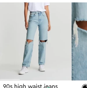Raka jeans med hål - 90s high waist jeans från gina tricot! De är väldigt sparsamt använda. Sitter lite för stort på mig men kan fortfarande ha dem såklart. Köpta för 600kr!
