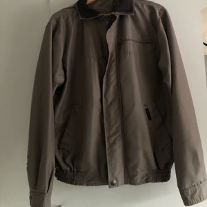 Vintage coachjacket - Säljer en grå/beige vintage coachjacket/overshirt(?). Den är size 46 men sitter som en Medium och är i mycket fint skick, inga flaws. Den är köpt secondhand och har sjukt najs detaljer och fickor. Den har även dragkedja och knappar. Frakt tillkommer😎