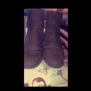 Medium  - Säljer ett par svarta matte shoes. Använda 3gånger