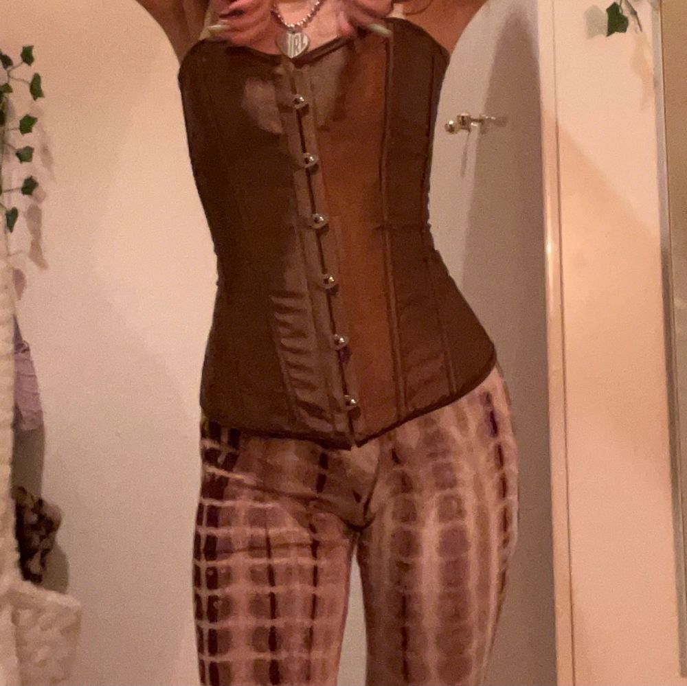 Jättecool brun korsett som sitter såå fint på! Den kommer tyvärr inte till så mycket användning dock och därför säljer jag den💕 Obs! Den är ganska liten i storleken men man kan knyta upp den där bak om man vill☺️ Om annonsen är kvar är plagget kvar!!!💕☺️. Toppar.