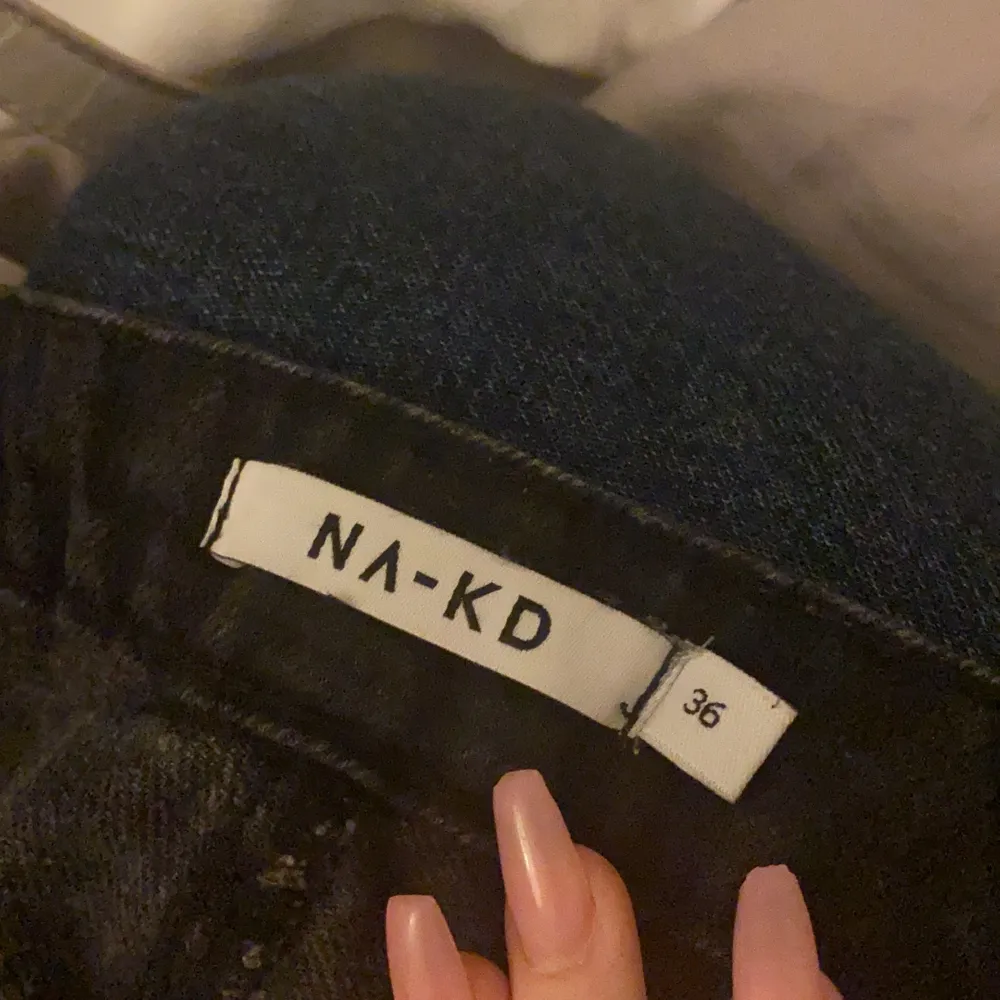 Svarta jeans från NA-KD som är tillfälligt slut på hemsidan ,säljer för dom är för korta för mig (därför jag tar bilder från internet) bara använda 2 gånger 💕. Jeans & Byxor.