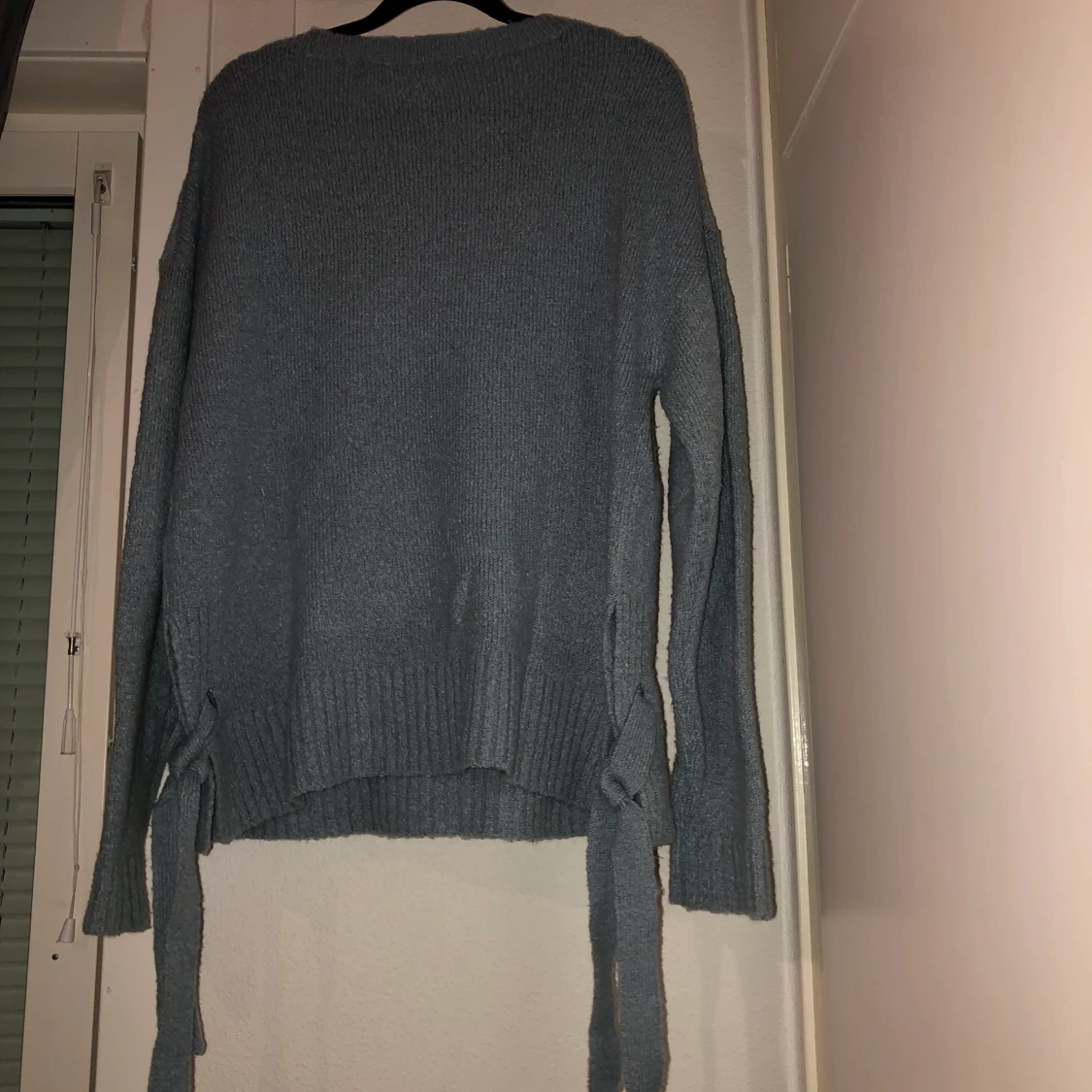 Ljusblå stickad tröja. - 91