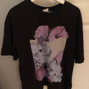 T-shirt med tryck - Så fin t-shirt med stort tryck på framsidan. Från Hm X Helena Christensen. Storlek M ganska oversized i modellen.