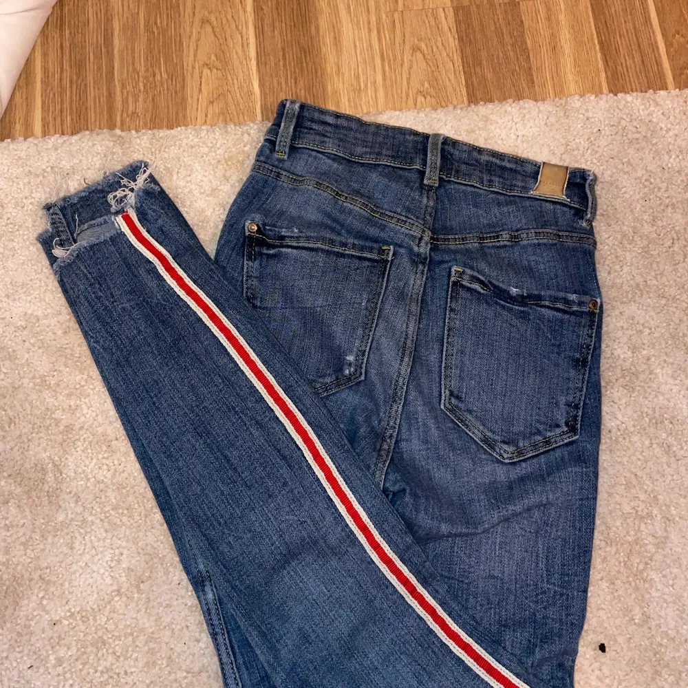 Zara jeans i storlek 34 . Jag säljer jeans eftersom de är små för mig. 😊💞. Jeans & Byxor.