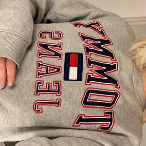 Tommy hilfiger strl S (oversize) - Jättefin grå sweatshirt från Tommy Hilfiger i nyskick. Säljer denna pågrund av att den inte kommer till användning. Nypris 1100kr