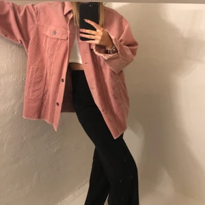Manchester jacka från zara - Super fin rosa vårjacka i Manchester från zara, nyskick och endast använd ett par gånger.