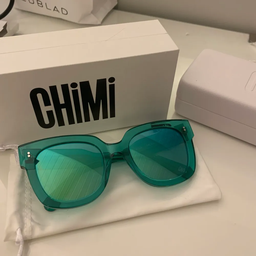 Superfina Chimi solglasögon #008 i färgen aqua med spegelglas!! Säljer då jag råkade beställa två så som nya💕💕 Bud: 450kr + frakt. Accessoarer.
