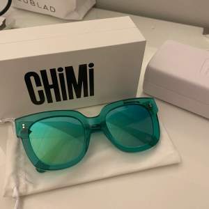 Superfina Chimi solglasögon #008 i färgen aqua med spegelglas!! Säljer då jag råkade beställa två så som nya💕💕 Bud: 450kr + frakt
