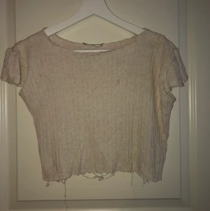 ”Sliten” kroppad T-shirt  - As snygg kroppad T-shirt från zara 