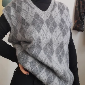 Väst  - Köpt 2hand. Overzie om en vill det. Eller inte.